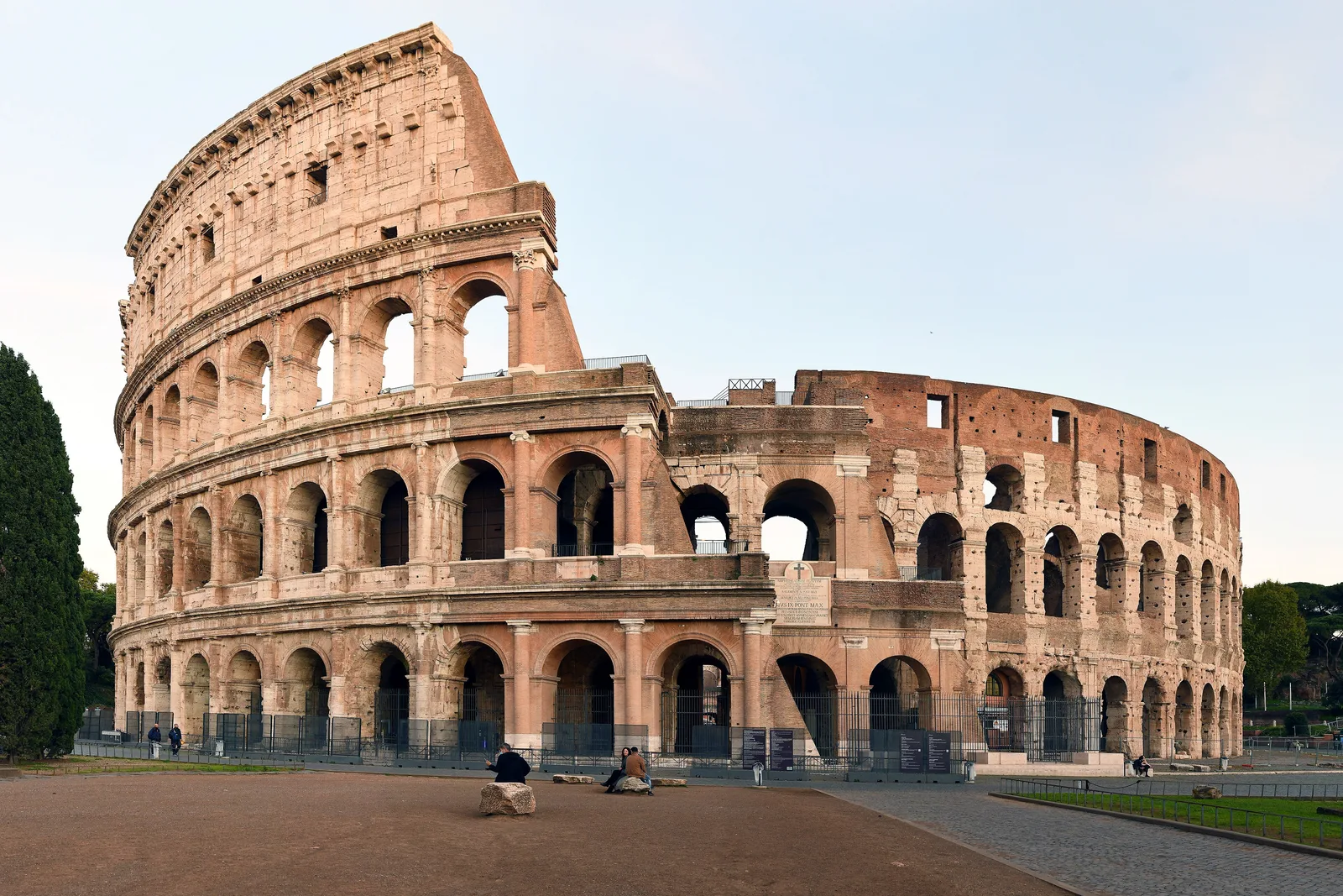 Luxury chauffeur tour to the Colosseum with private driver in Rome
